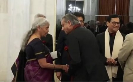 पुतिन के सम्मान में राष्ट्रपति भवन डिनर: राहुल-खरगे को न्योता न मिलने पर विवाद, शशि थरूर की निर्मला सीतारमण से बातचीत वाली तस्वीर ने बढ़ाई सियासी हलचल। 