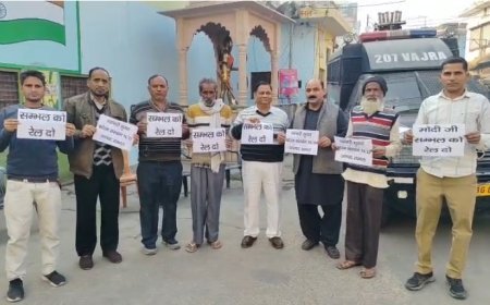 Sambhal : सम्भल–गजरौला रेल लाइन विस्तारीकरण की मांग पर व्यापारियों का प्रदर्शन