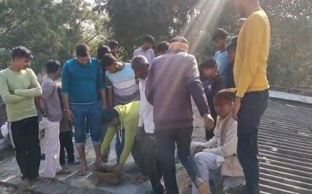 Hathras: नवजात को बोरी में फेंका, गांव में सनसनी।