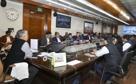 Lucknow : मुख्य सचिव ने जिलाधिकारियों से वीडियो कॉन्फ्रेंसिंग कर योजनाओं की समीक्षा की, दिए निर्देश