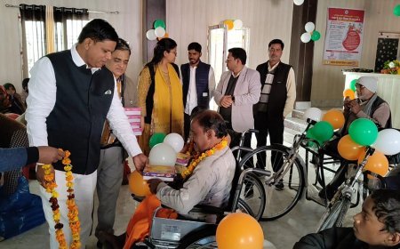 Hardoi : सांडी में ब्लॉक प्रमुख अनिल सिंह राजपूत ने दिव्यांगजनों को सहायक उपकरण वितरित किये