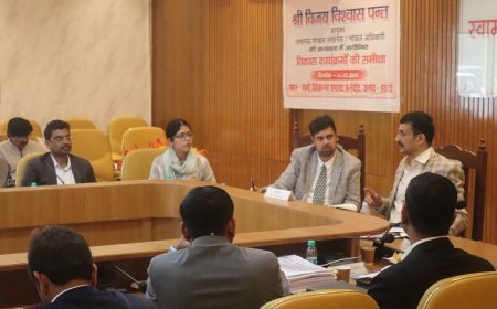 Hardoi: लखनऊ मंडलायुक्त विजय विश्वास पंत ने की विभागीय योजनाओं व विकास कार्यों की व्यापक समीक्षा, अधिकारियों को दिए कड़े निर्देश। 