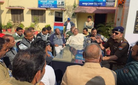 Bajpur: व्यापार मंडल ने शहर को जाम मुक्त करने पर कोतवाल को सोल ओड़ाकर सम्मानित किया।