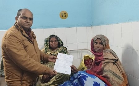 Sitapur: अधीक्षक ने सीएचसी में जन्मे बच्चों को वितरित किए जन्म प्रमाण पत्र।