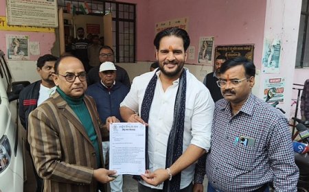 Sitapur: बिना नोटिस बर्खास्तगी के खिलाफ सुरक्षा गार्डों का हल्ला बोल, CMO ने तुरंत बहाल की नौकरी और बकाया वेतन दिलाया। 