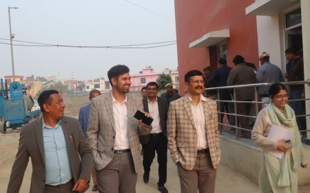 Hardoi : ट्रामा सेंटर का निर्माण तय समय में पूरा करें- मण्डल आयुक्त विजय विश्वास पंत