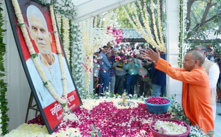 Jaunpur :सीएम योगी ने मंत्री गिरीश चंद्र यादव के पिता के निधन पर घर जाकर शोक जताया और श्रद्धांजलि दी