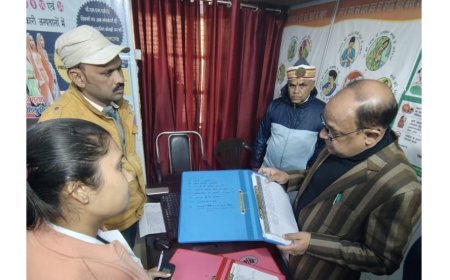 Sitapur : सीतापुर के लहरपुर में सीएमओ ने स्वास्थ्य केंद्र और निजी अस्पतालों का निरीक्षण, कई कमियां मिलीं