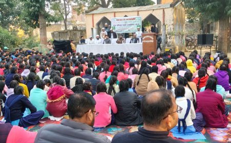 Sitapur : सीतापुर के किसान इंटर कॉलेज में सम्मान समारोह, शिक्षा समिति ने जरूरतमंद छात्रों के कार्यों की सराहना की