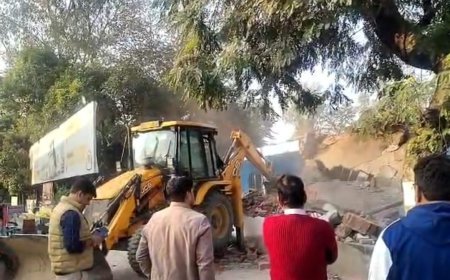 Sitapur : सीतापुर के लहरपुर में तालाब की सरकारी भूमि पर बनी दुकानों पर बुलडोजर कार्रवाई