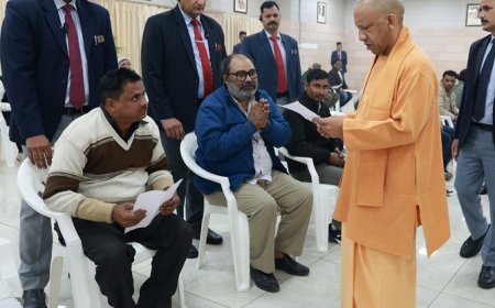 Lucknow: मुख्यमंत्री योगी आदित्यनाथ ने जनता दर्शन में सुनी हर फरियादी की फरियाद, बोले- हर समस्या का होगा उचित निस्तारण। 