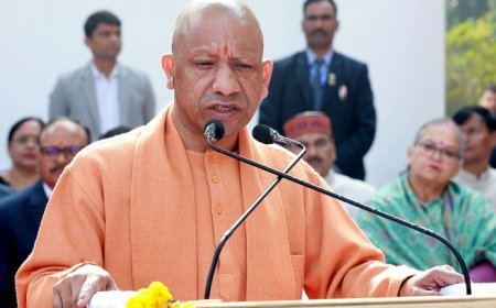 Lucknow: कांग्रेस नेता के मनुस्मृति बयान पर सीएम योगी का पलटवार, बोले- मनु को जानना है तो अथर्ववेद और शतपथ ब्राह्मण पढ़िए