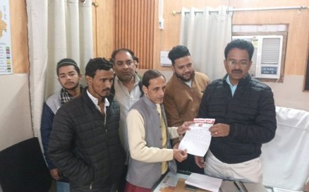 Sambhal: सपा कार्यकर्ताओं ने पांच सूत्रीय मांगों को लेकर तहसीलदार को सौंपा ज्ञापन। 