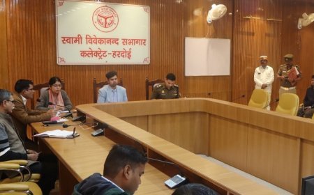 Hardoi: क्रिटिकल कोरीडोर पर सड़क सुरक्षा हेतु बैठक: डीएम अनुनय झा ने रिफ्लेक्टर, हेलमेट व सीट बेल्ट पर दिए जोर। 