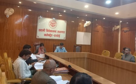 Hardoi: आंगनवाड़ी निर्माण में शिथिलता पर वीडीओ मल्लावां को कारण बताओ नोटिस, NRLM समूह गठन व गरीबी उन्मूलन पर जोर। 