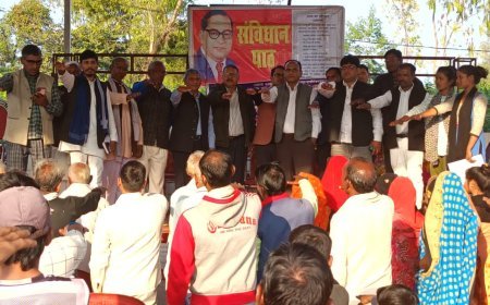 Sitapur : सीतापुर के भरौना गांव में संविधान की प्रस्तावना का सामूहिक पाठ, दलित-पिछड़ा एकता पर जोर