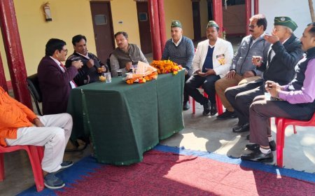 Sitapur : सीतापुर में पूर्व सैनिकों की बैठक में विजय दिवस पर चर्चा
