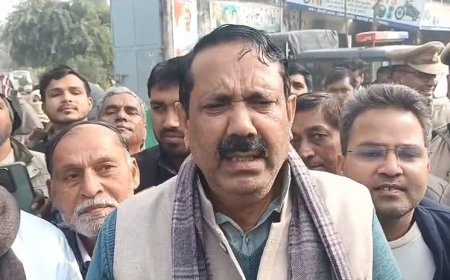 Sambhal: भाजपा कार्यालय का घेराव करने जा रहे कांग्रेस कार्यकर्ताओं को पुलिस ने रोका, हुई तीखी नोकझोंक। 