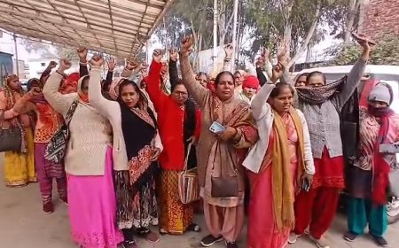 सम्भल में आंगनबाड़ी कार्यकत्रियों का डीपीओ के खिलाफ प्रदर्शन, भूख हड़ताल की चेतावनी।