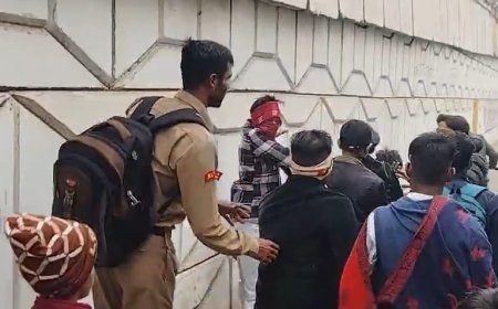 Hathras : रामबाग कॉलेज के बाहर छात्रों के दो गुटों में मारपीट, मचा हड़कंप