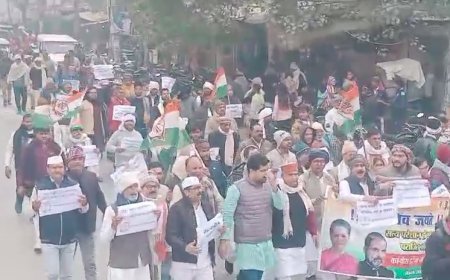 Ballia: नेशनल हेराल्ड मामले में गांधी परिवार को राहत पर बलिया में कांग्रेस का प्रदर्शन, पुलिस ने हिरासत में लिया। 