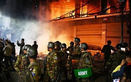 बांग्लादेश में शरीफ उस्मान हादी की मौत के बाद भड़की व्यापक हिंसा, मीडिया कार्यालयों में आगजनी और तोड़फोड़। 