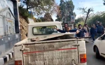 Mussoorie : मसूरी माल रोड से पटरी हटाने की सख्त कार्रवाई, व्यापारियों का सामान जब्त