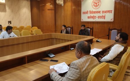 Hardoi : हरदोई में जिलाधिकारी की अध्यक्षता में स्वच्छ भारत मिशन की बैठक हुई