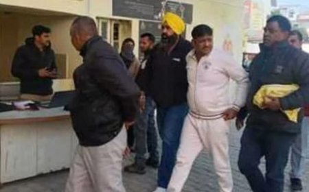 Hapur: 4 लाख की रिश्वत लेते हापुड़ क्राइम ब्रांच इंस्पेक्टर महेंद्र सिंह रंगे हाथ गिरफ्तार, पुलिस महकमे में हड़कंप। 