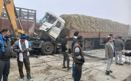 Amethi: घने कोहरे में लखनऊ-वाराणसी हाईवे पर भीषण हादसा: ट्रक डिवाइडर पर चढ़ा, 3 ट्रक-बस-कार आपस में टकराए, 2 की मौत, 16 घायल। 