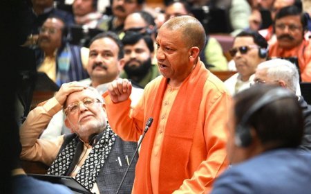 Lucknow: विधानसभा में सपा पर बरसे योगी- 2017 से पहले गड्ढों भरी सड़कें, मेट्रो का मजाक और अराजकता का दौर। 