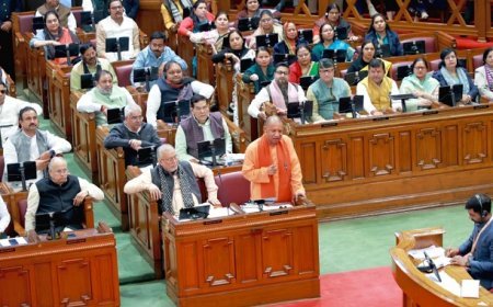 Lucknow: गाजा पर कैंडल मार्च, बांग्लादेश में दलित हिंदू की हत्या पर चुप्पी: विपक्ष पर योगी का करारा हमला।