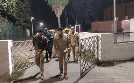 अलीगढ़ मुस्लिम यूनिवर्सिटी कैंपस में दिनदहाड़े शिक्षक की गोली मारकर हत्या, दो नकाबपोश हमलावरों ने सिर में मारी कई गोलियां, जांच में जुटी पुलिस। 