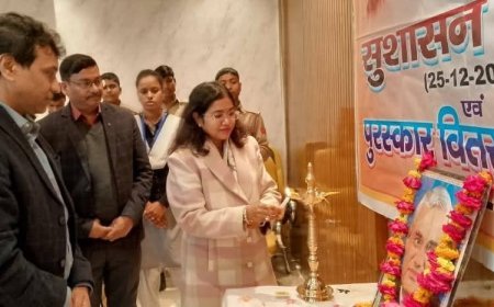 Hardoi : अटल बिहारी वाजपेयी की जयंती पर हरदोई में सुशासन दिवस समारोह, मेधावी छात्रों को एडीएम ने पुरस्कार दिए