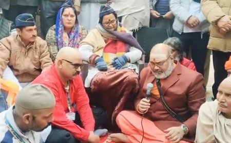 Hapur: हापुड़ में बांग्लादेशी हिंदुओं पर अत्याचार के खिलाफ अनोखा विरोध: सिर मुंडवाकर जताया आक्रोश, राष्ट्रपति को सौंपा ज्ञापन। 