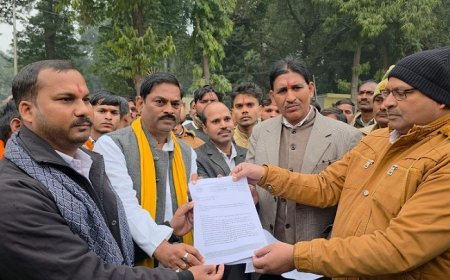 Hardoi: सांसद अशोक कुमार रावत पर महाराजा सल्हीय सिंह के इतिहास से छेड़छाड़ का आरोप, अर्कवंशी क्षत्रिय महासेना ने लोकसभा अध्यक्ष को सौंपा ज्ञापन। 