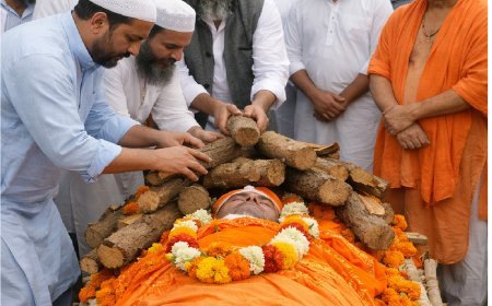 Deoband : मजहब से पहले इंसानियत- देवबंद में मुस्लिमों ने किया हिंदू व्यक्ति का अंतिम संस्कार