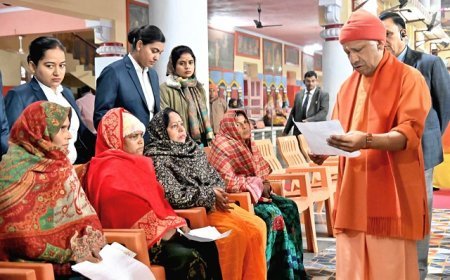 गोरखनाथ मंदिर में मुख्यमंत्री ने किया जनता दर्शन का आयोजन, करीब 150 लोगों से मुलाकात कर सुनीं समस्याएं। 