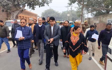 Hathras : अलीगढ़ मंडलायुक्त संगीता सिंह ने हाथरस में सासनी-नानऊ मार्ग के चौड़ीकरण कार्य का किया निरीक्षण