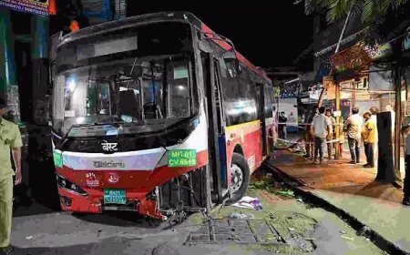 मुंबई के भांडुप में BEST बस का कहर: रिवर्स लेते समय अनियंत्रित होकर राहगीरों को रौंदा, 4 की मौत, 9 घायल; CCTV फुटेज में कैद हुई भयावह घटना