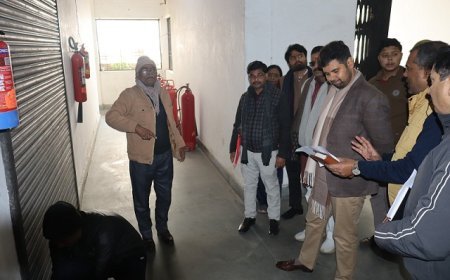 Hardoi: जिलाधिकारी अनुनय झा ने राजनीतिक दलों के प्रतिनिधियों के साथ ईवीएम-वीवीपैट वेयरहाउस का किया निरीक्षण। 