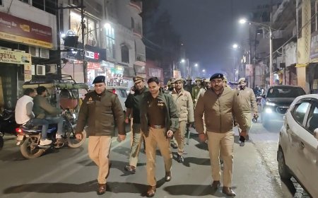 Hardoi : नववर्ष की तैयारियों को लेकर हरदोई पुलिस ने किया फ्लैग मार्च और पैदल गस्त