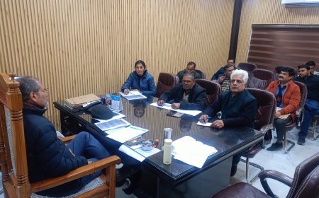 Hathras : अर्थ एवं सांख्यिकी विभाग की बैठक में जीएसडीपी बढ़ाने और सर्वेक्षण कार्यों पर चर्चा