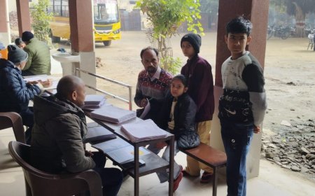 Hathras : सरस्वती विद्या मंदिर इंटर कॉलेज में शिक्षक-अभिभावक बैठक हुई सफल