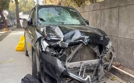 नोएडा में तेज रफ्तार BMW का कहर: एलिवेटेड रोड के नीचे साइकिल सवार की चपेट में मौत, दो टुकड़ों में बिखरी साइकिल।