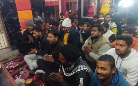 Sambhal: सम्भल में शिव मंदिर परिसर में हनुमान चालीसा पाठ, बांग्लादेश में हिंदुओं पर अत्याचार के विरोध में आयोजन।