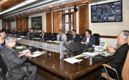 Lucknow: मुख्य सचिव एस.पी. गोयल ने की साप्ताहिक समीक्षा बैठक, नववर्ष पूर्व संध्या पर कानून-व्यवस्था के लिए दिए सख्त निर्देश।