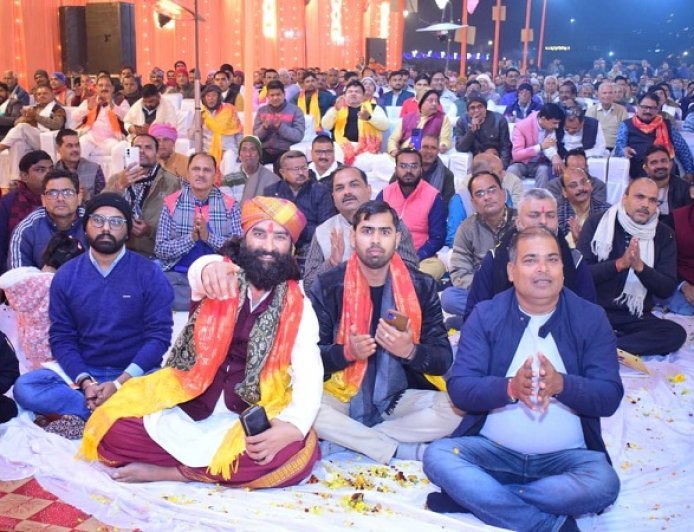 Gonda: शहीद भगत सिंह कॉलेज मैदान में अमृत श्रीराम कथा के तीसरे दिन राम-सीता विवाह प्रसंग ने श्रोताओं को किया भाव-विभोर। 