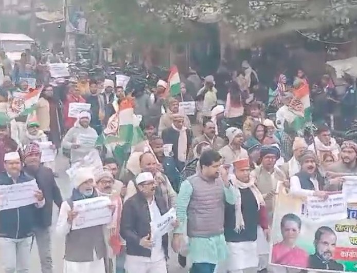 Ballia: नेशनल हेराल्ड मामले में गांधी परिवार को राहत पर बलिया में कांग्रेस का प्रदर्शन, पुलिस ने हिरासत में लिया। 