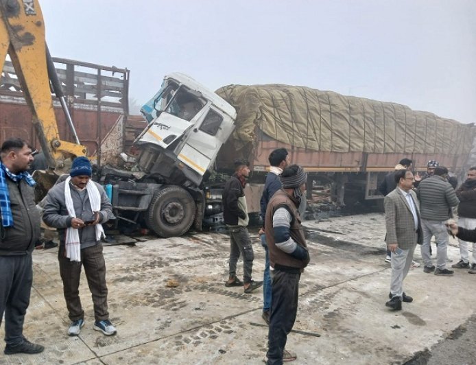 Amethi: घने कोहरे में लखनऊ-वाराणसी हाईवे पर भीषण हादसा: ट्रक डिवाइडर पर चढ़ा, 3 ट्रक-बस-कार आपस में टकराए, 2 की मौत, 16 घायल। 